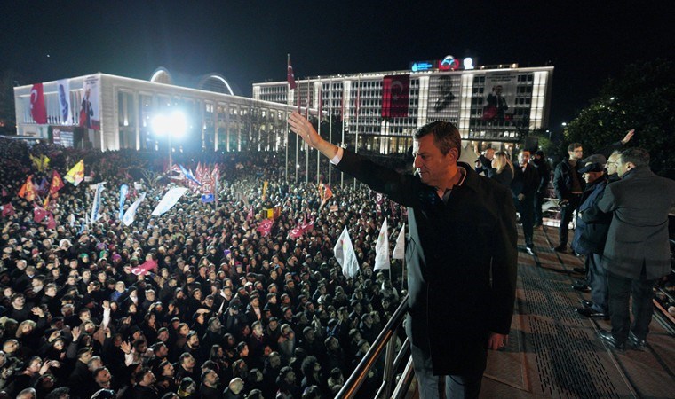 Saraçhane'de ikinci gece. Özgür Özel: Meydanlar bizimdir